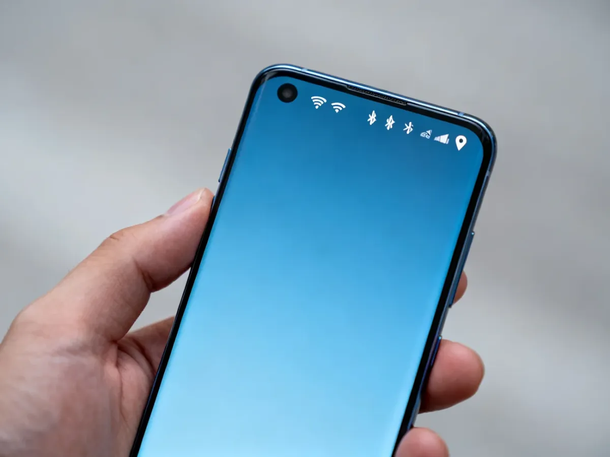 Pasek stanu telefonu Samsung Galaxy z ikonami sieci i łączności