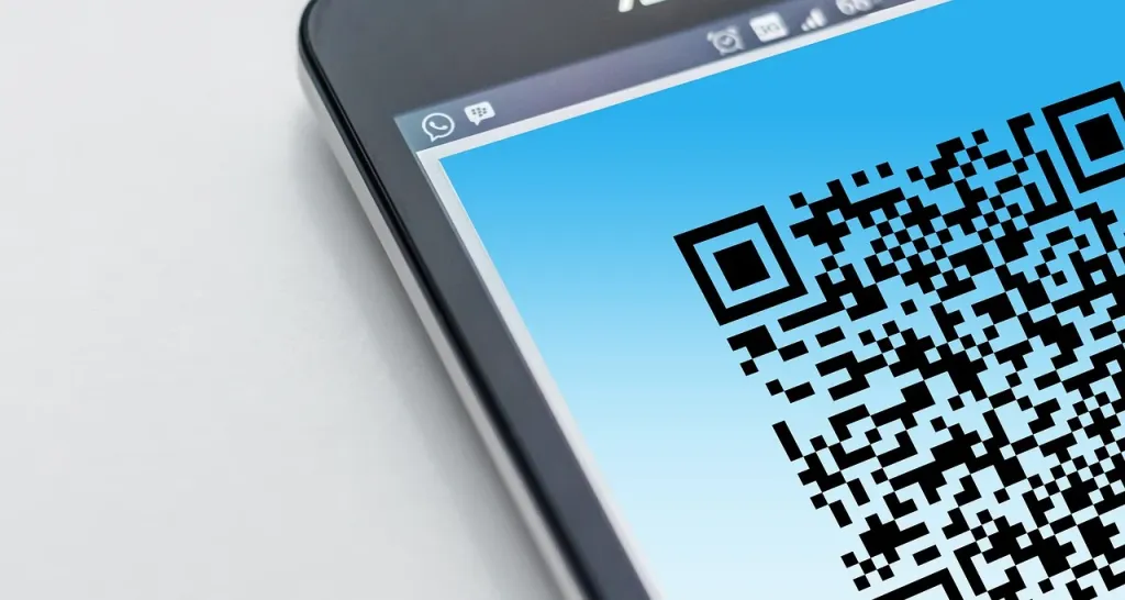 Smartfon z uruchomioną funkcją Bixby Vision, która analizuje otoczenie za pomocą aparatu w czasie rzeczywistym.