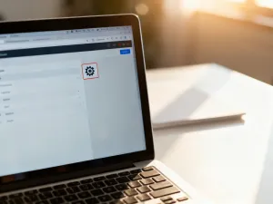 Ikona kosza na pliki z lupą w cyfrowej przestrzeni, symbolizująca proces odzyskiwania usuniętych danych.