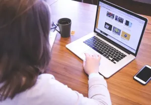 Ekran smartfona z minimalistycznym interfejsem symbolizującym cyfrowe połączenia i nowoczesny networking.